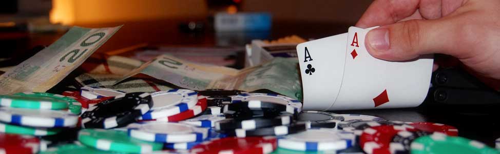 Triple Card Poker बेट ऑनलाइन कैसीनो